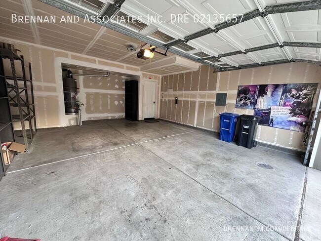 Building Photo - 3 bed, 2.5 bath Townhome, 2 Car Garage, Ea...