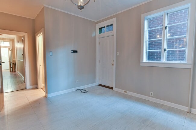 Building Photo - Large Single-Family Home on Boas St.