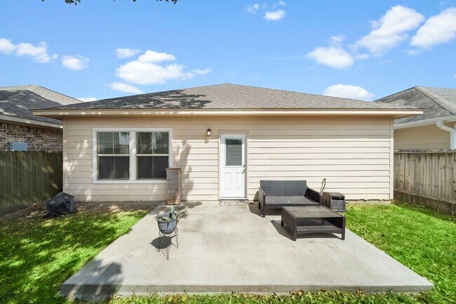 Building Photo - 18319 Hillingdon Ln