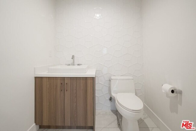 Building Photo - 735 N Gramercy Pl