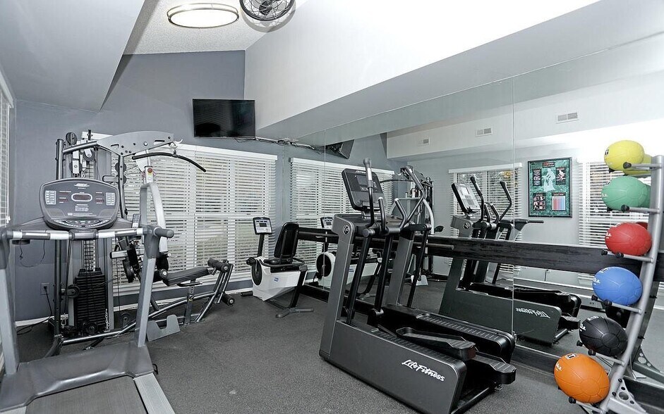 Building Photo - 1629 Emerson Cir