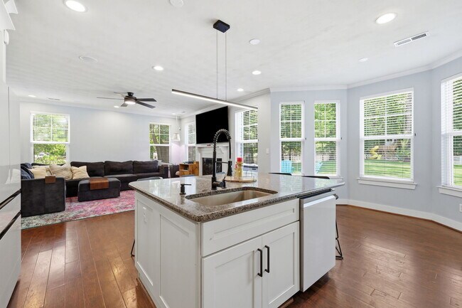 Building Photo - 1041 Scenic Blvd