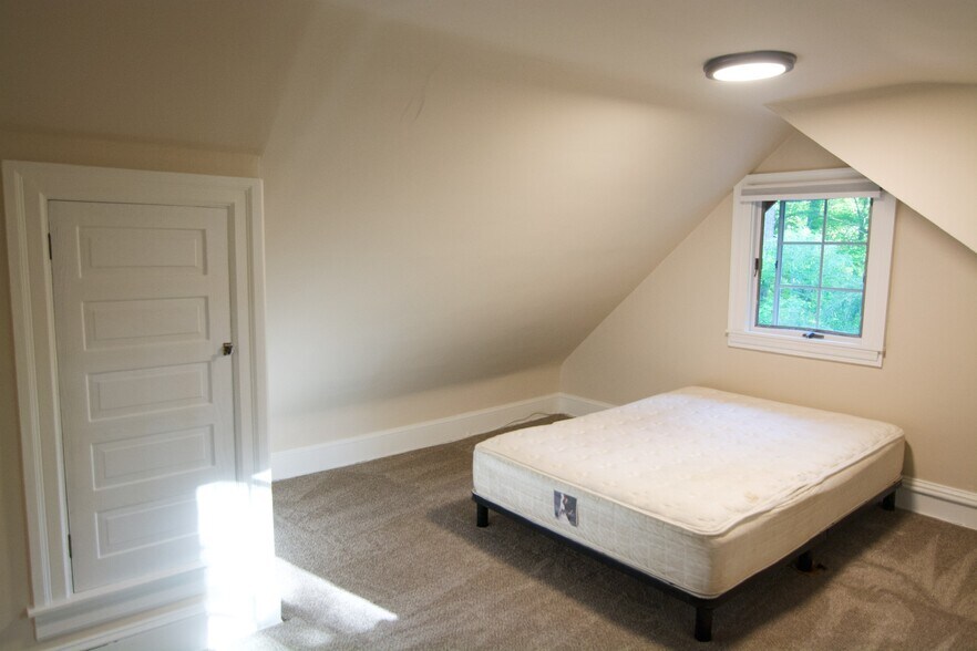 Building Photo - 327 Valley Brook Rd