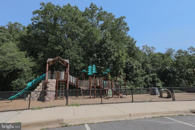 Building Photo - 6431 Brentford Dr