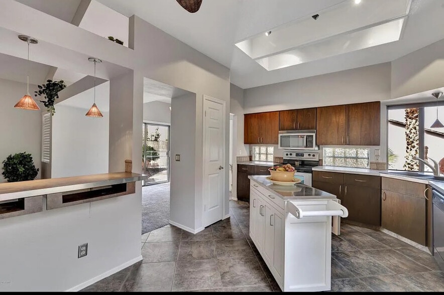 Kitchen - 852 N Terrace Rd