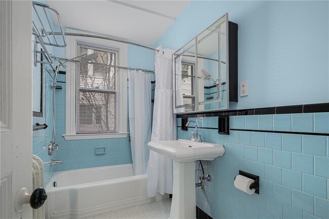 Building Photo - 22 Sycamore St