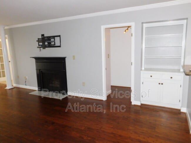 Building Photo - 4115 Pine Heights Dr NE