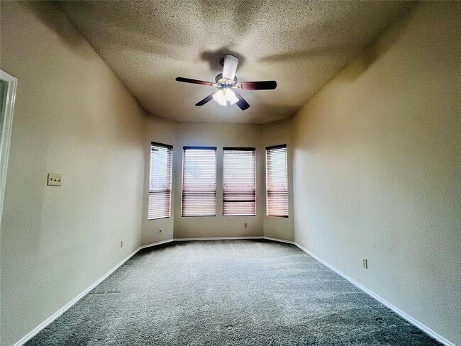 Building Photo - 2016 Castle View Dr