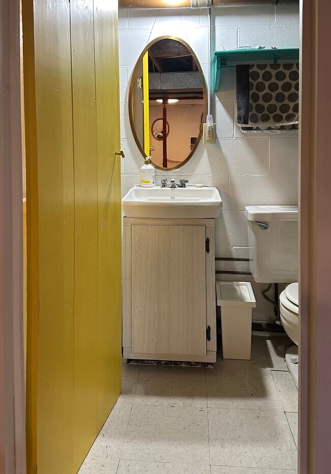 Building Photo - 1708 Pleasant St