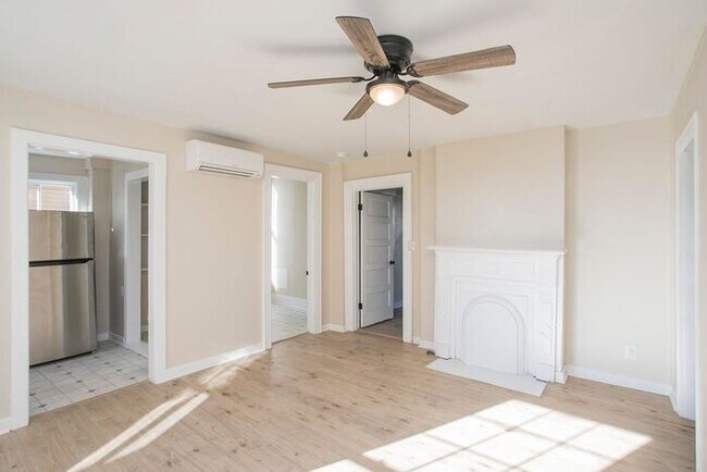 Building Photo - LOCATION! 1/1 Bed Bath Downtown!