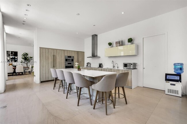 Building Photo - 230 W McIntyre St