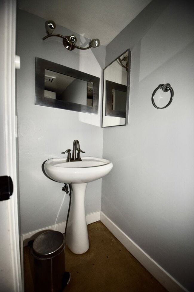 Building Photo - Beautiful modern 1 bed 2 bath corner unit in the Highlands Condominium community.