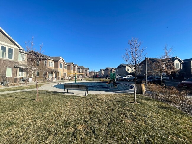 Building Photo - Townhome with great access to shopping, restauraunts and more!