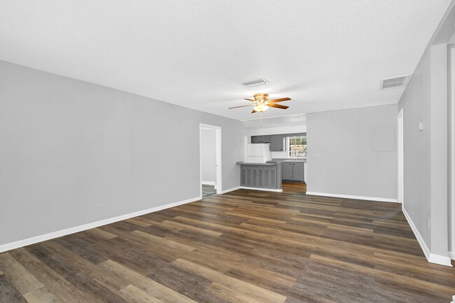 Building Photo - 3/2 unit in Titusville ready for new tenants!