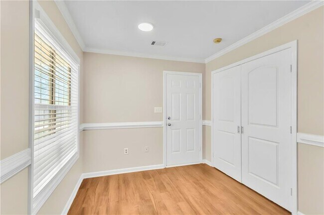 Building Photo - 125 York Ln