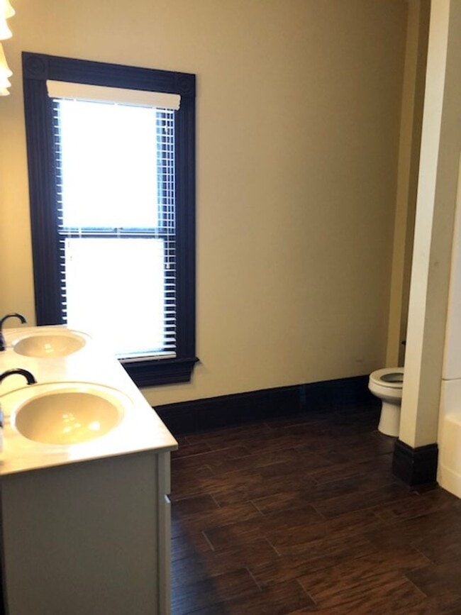 Building Photo - Great historical home! PRICE LOWERED to $2395- walking distance to downtown & WKU