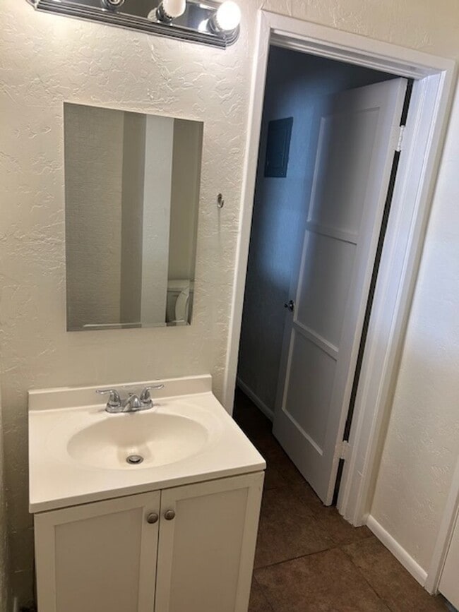 Building Photo - Spacious 3 Bedroom + Den Near Phoenix Country Club