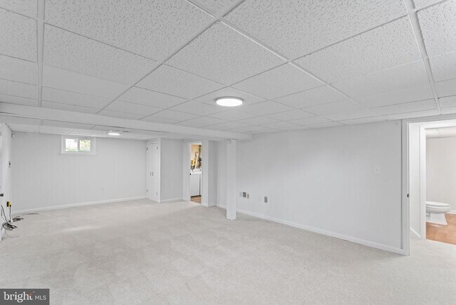 Building Photo - 2521 Fairhill Dr