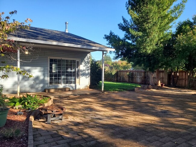 Building Photo - Introducing Your Dream Home:  A perfect blend of comfort and convenience!