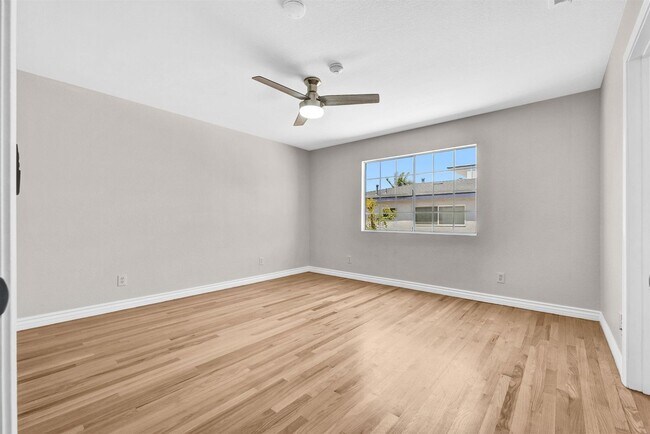 Building Photo - Stunning Remodeled Townhome in Prime Locat...
