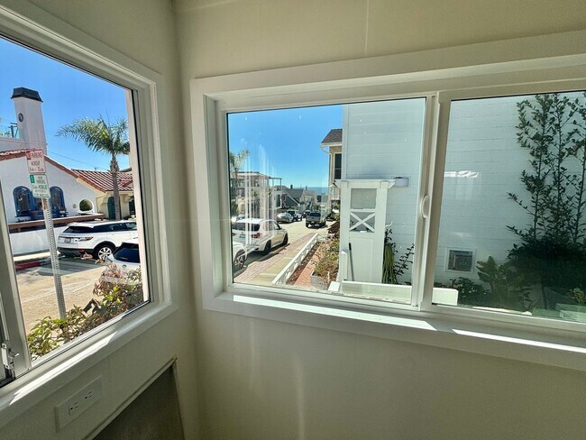 Building Photo - Fully Renovated 2bd/1ba! Just a block from...