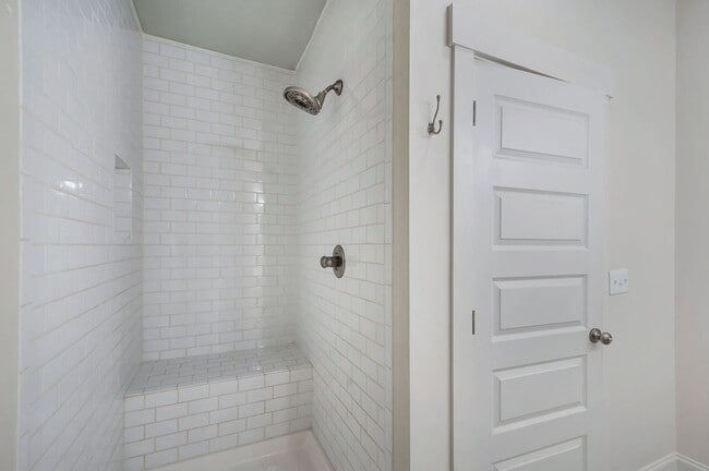 Building Photo - Modern Living in Downtown Nashville!