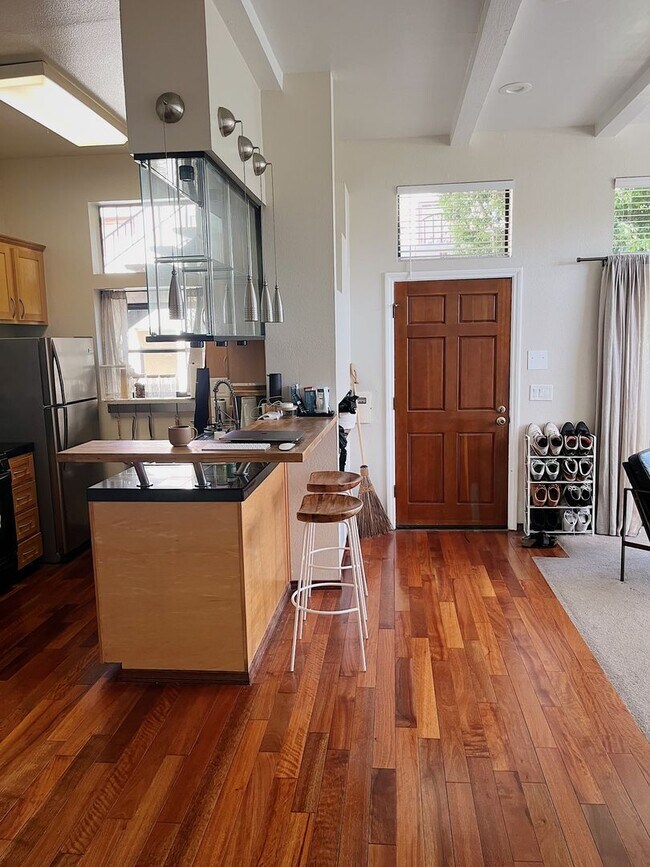 Building Photo - Beautiful Upscale Private Two Bed, Two Bat...