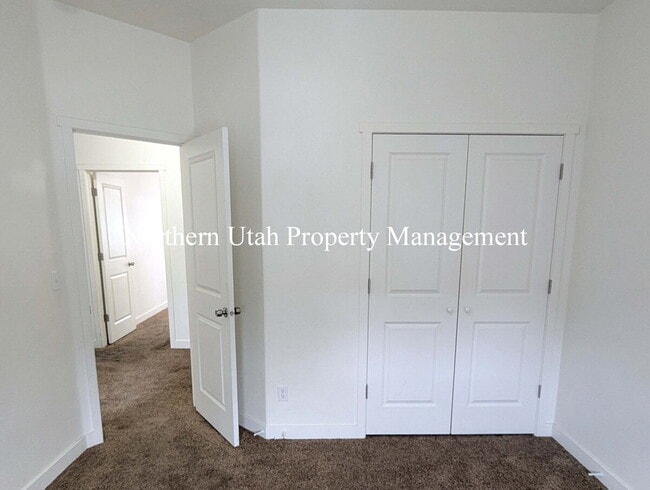 Building Photo - 4 Bed, 2 Bath, HVAC