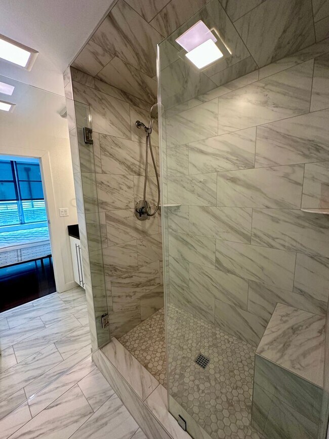 Building Photo - 1 BED | 1 BATH | DRAYTON TOWER | ALL UTILITIES INCLUDED