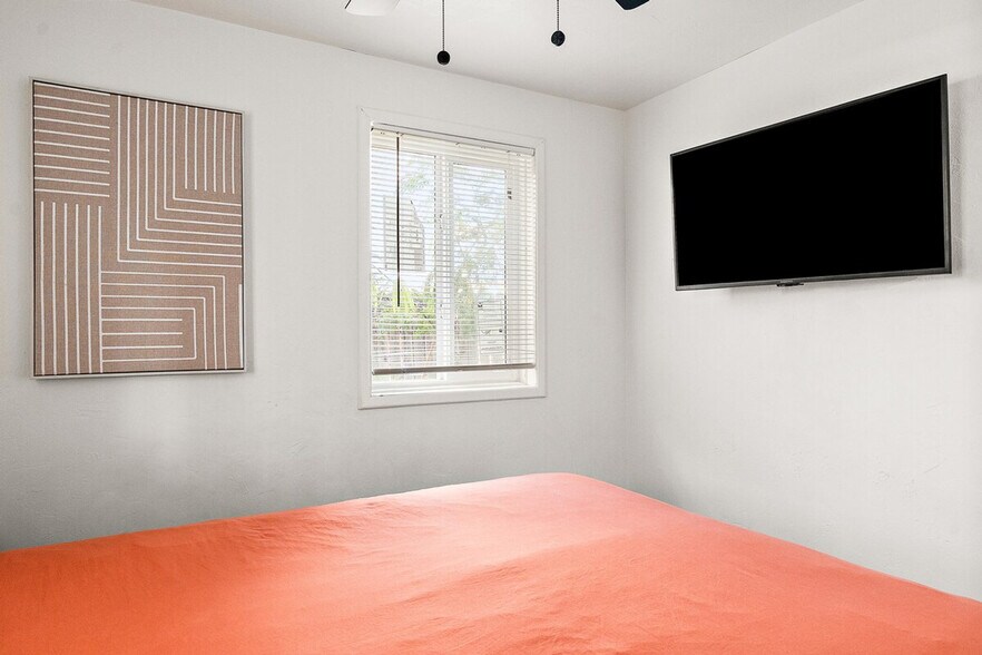 Building Photo - 639 W Pepper Pl