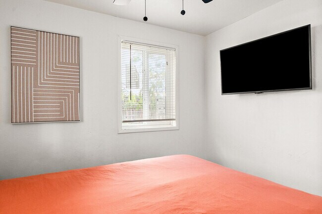 Building Photo - 704 W Main St