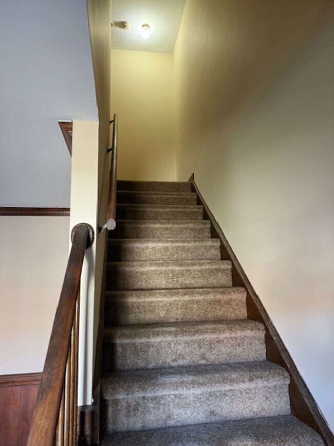 Building Photo - Three Bedroom 1.5 Bath Townhouse in Wester...