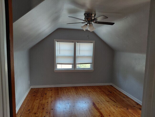 Building Photo - 4 bedroom, 2 full bath bungalow near Cedar and Warrensville