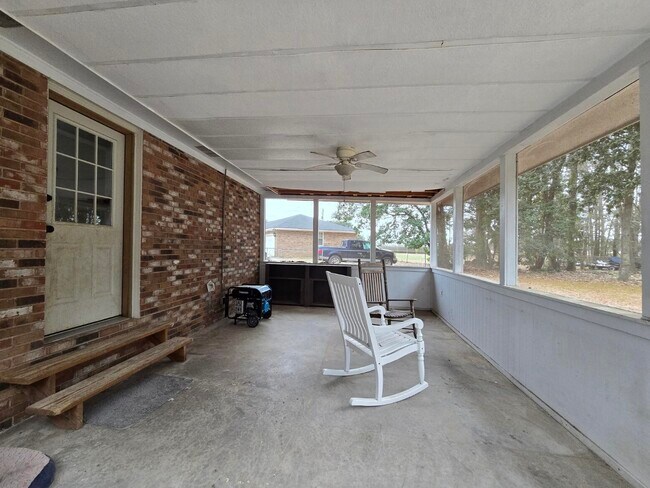 Building Photo - 637 Sierra St