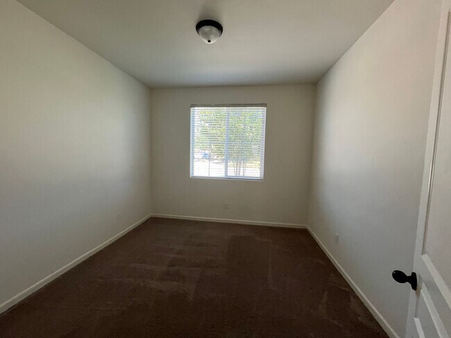 Building Photo - beautiful three bedroom home with sparkling pool in Visalia