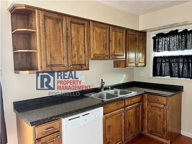 Building Photo - 4 bedroom 2 bath - 1 Car Detached Garage -...