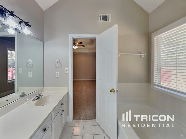 Building Photo - 260 Brook Hollow Dr