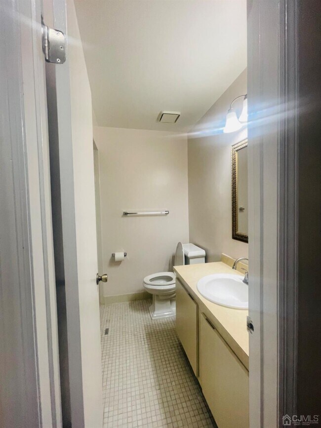Building Photo - 611 Green Hollow Dr