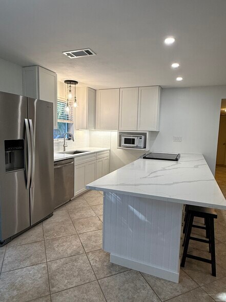 Building Photo - 465 8th St N