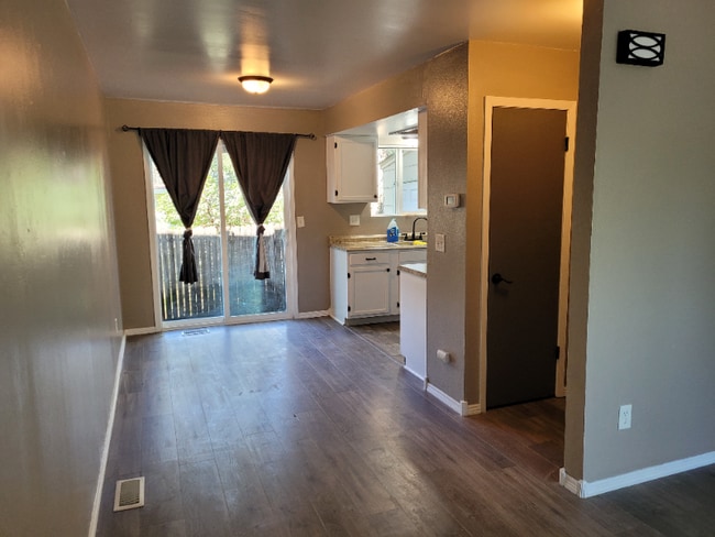 Building Photo - 609 Bennett Ave