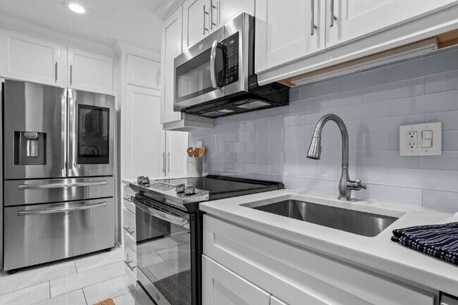 Building Photo - "Modern Comfort Awaits: Spacious 2-Bed, 2-Bath Condo with Elegance in the Heart of Atlanta"