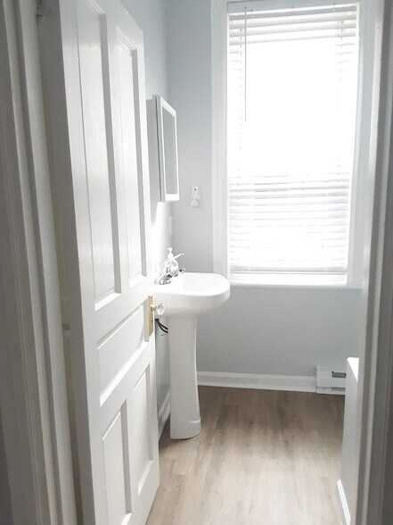 full bathroom - 1829 W Tioga St