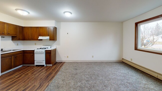 Building Photo - SPACIOUS ONE BEDROOM UNIT, GREAT LOCATION ...