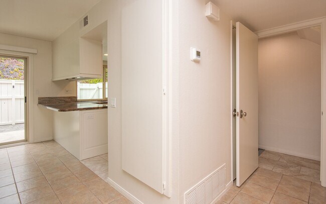 Building Photo - 3 Bedroom, 2.5 Bathroom Townhome!