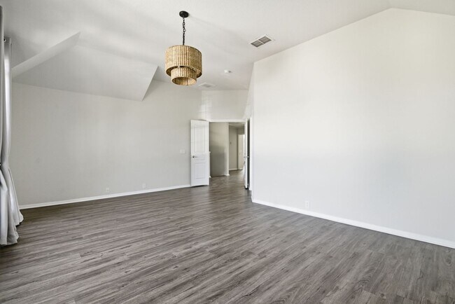 Building Photo - BEAUTIFUL 5 BEDROOM AND 3 BATH!!