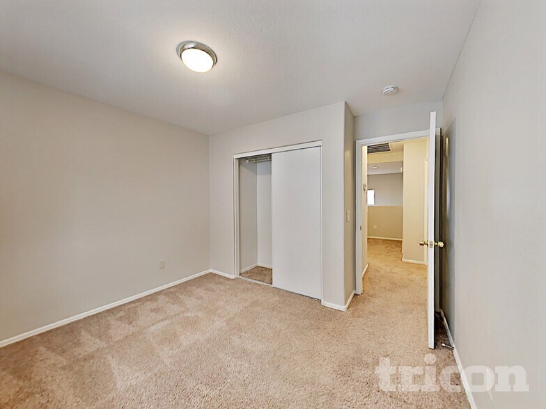 Building Photo - 4925 S 15th Pl