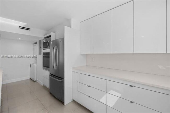 Building Photo - 9102 W Bay Harbor Dr