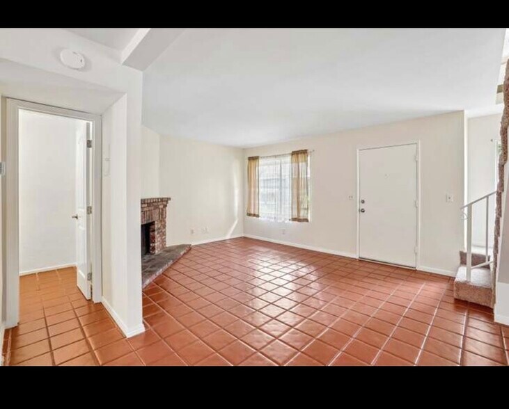 Building Photo - 15210 Shadybend Dr