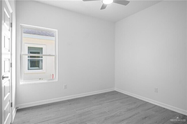 Building Photo - 604 N Onyx Ave