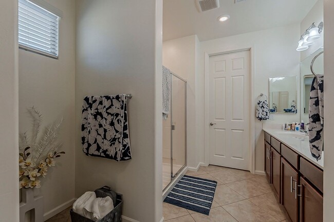 Building Photo - Modern Comfort Meets Smart Living in Vail!